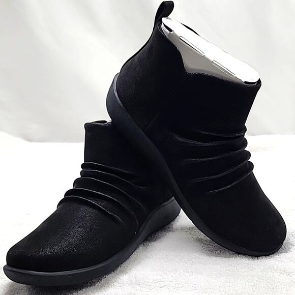 CLARKS CLOUDSTEPPERS●SILLIAN GEMMA BLACK ANKLE BOOTS■LADIES 8 ●WIDE●NWB●CUTE● - Picture 11 of 16